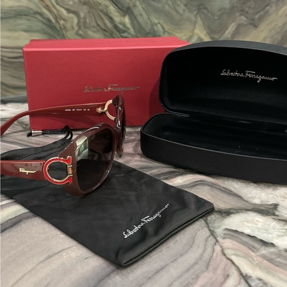 FERRAGAMO Gancini Sunglasses NIB Burgundy Gold - Picture 5 of 16